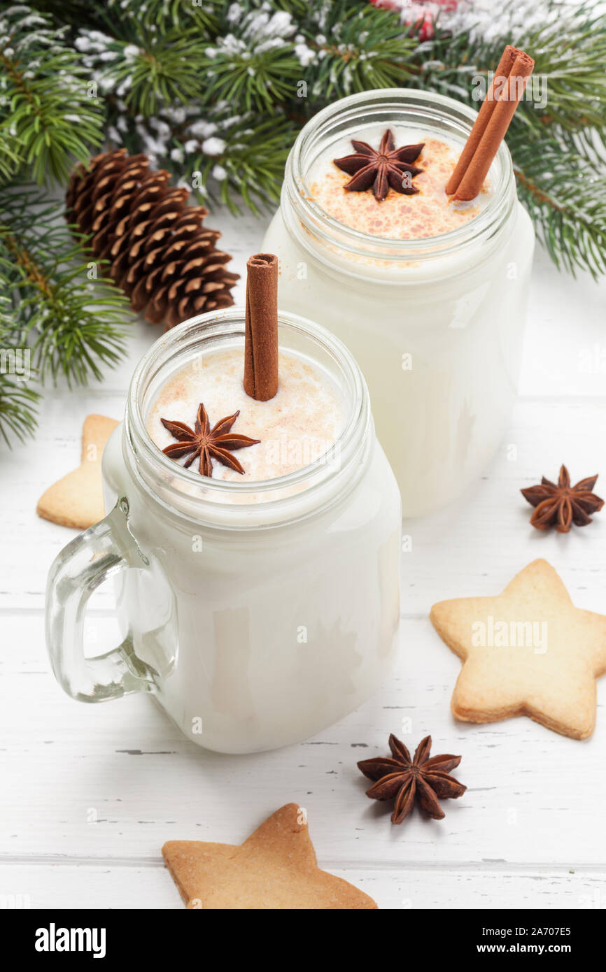 https://c8.alamy.com/comp/2A707E5/eggnog-traditional-christmas-cocktail-and-gingerbread-cookies-on-wooden-table-2A707E5.jpg