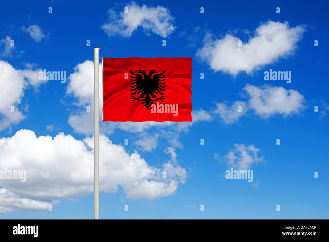 Balkan, Albanien, Flagge, Nationalflagge, Fahne, Nationalfahne, Cumulus Wolken vor blauen Himmel, Stock Photo