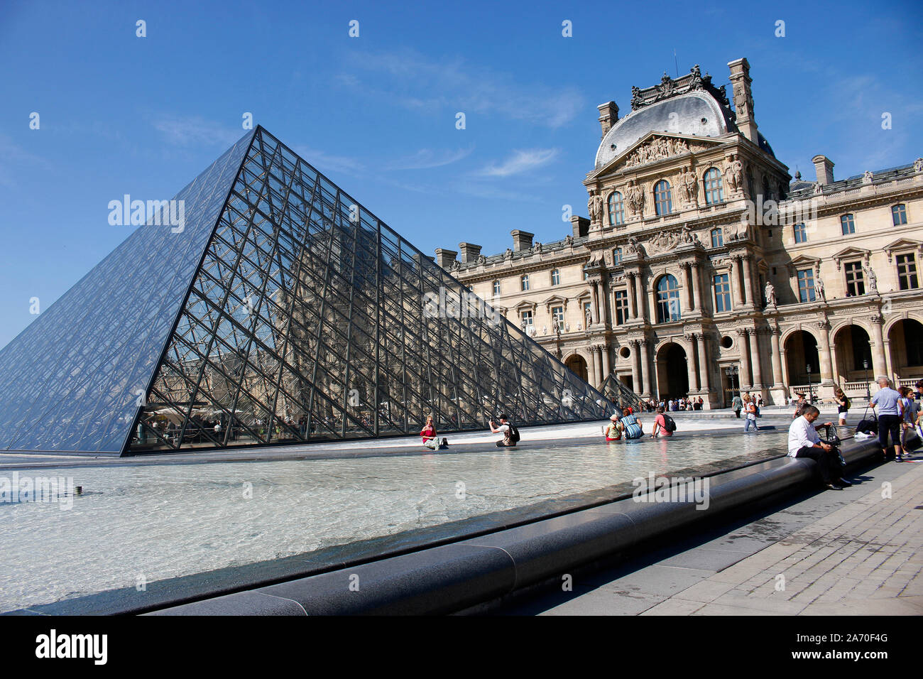 Glaspyramide von I.M. Pei, Musee du Louvre, Paris, Frankreich/ France (nur fuer redaktionelle Verwendung. Keine Werbung. Referenzdatenbank: http://www Stock Photo