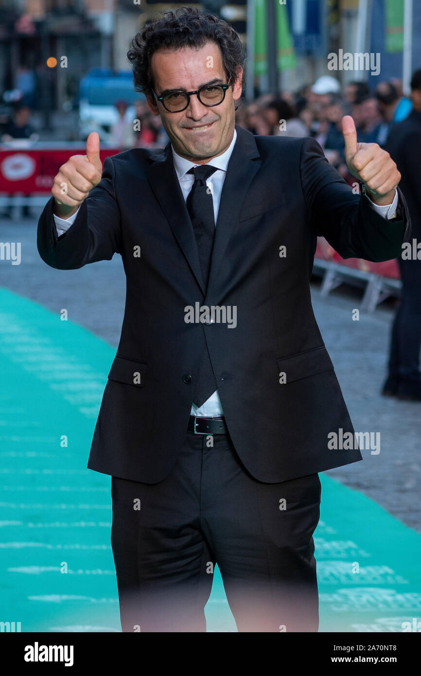 El director general de Caramel Films, Enrique González Kühn, posa pulgares en alto a su llegada a la gala de clausura de la 64 Seminci. Stock Photo