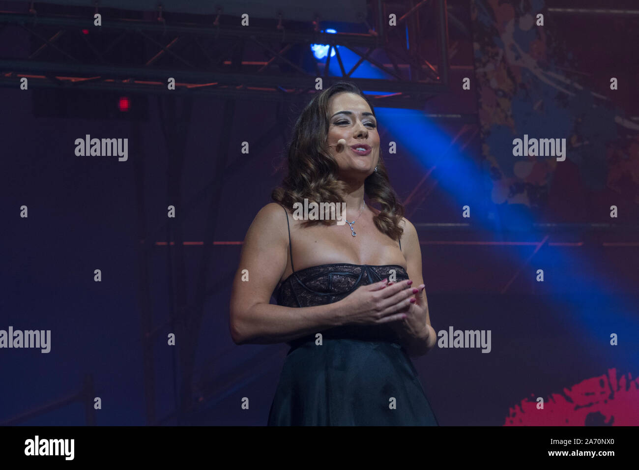 La presentadora y actriz Eva Marciel, en un instante de la gala de clausura de la 64 Seminci celebrada en el teatro Calderón, de Valladolid. Stock Photo