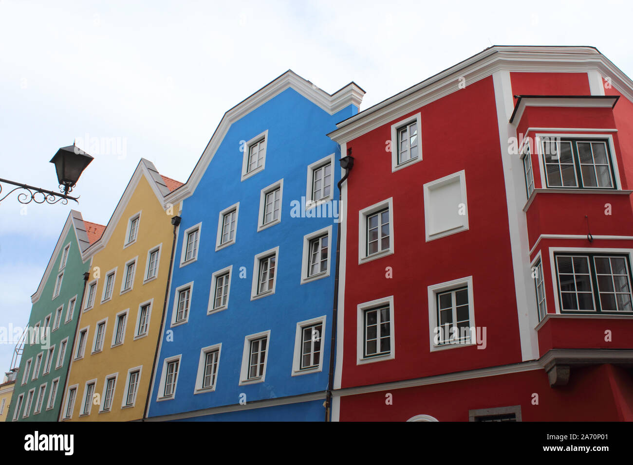 Schärding: Laterne und bunte Fassaden in der Georg-Wieninger-Strasse; die Farbtöne gehen auf die mittelalterlichen Zunftfarben zurück, die einzelnen Z Stock Photo