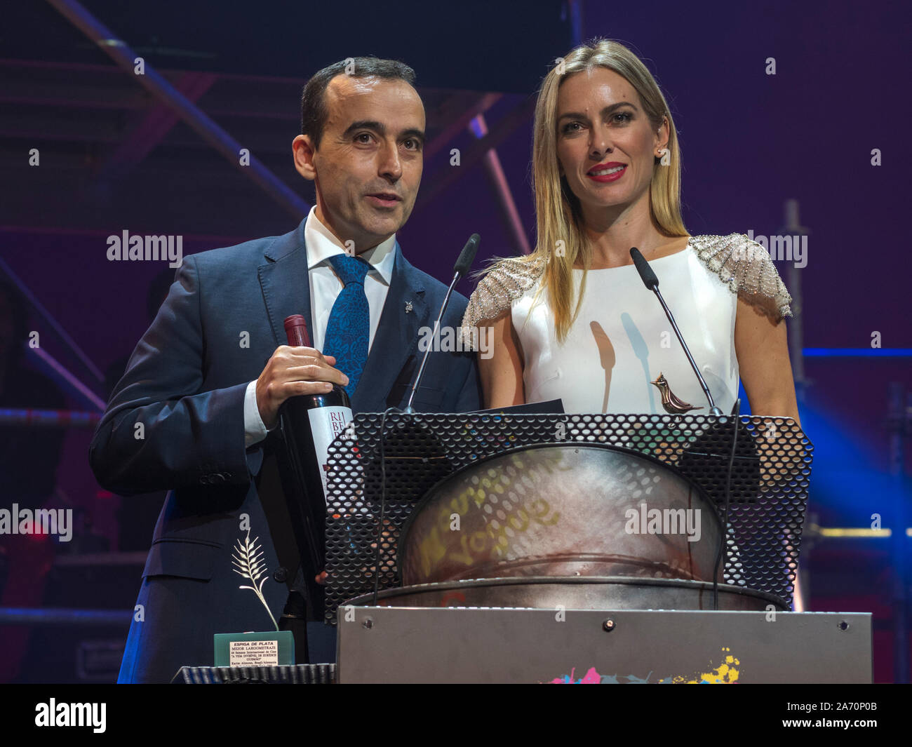 La actriz Kira Miró presenta el galardón de la 64 Seminci patrocinado por Ribera del Duero junto a un representante de  la D.O. Stock Photo