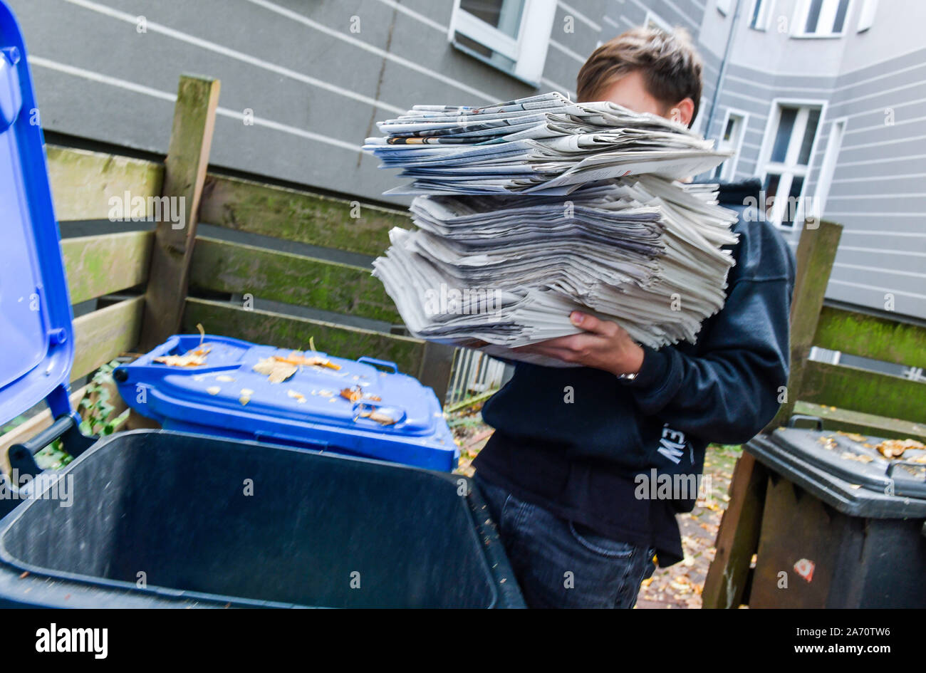 Zeitungen, Entsorgung, Altpapiertonne Stock Photo