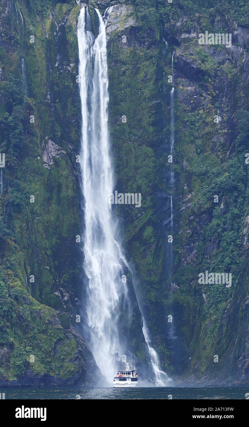 Huge waterfall hi-res stock photography and images - Alamy