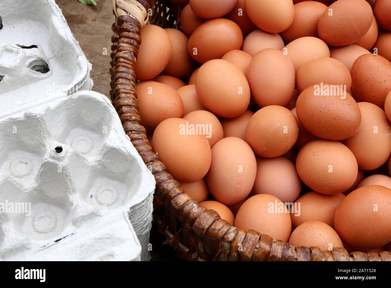 Oeufs frais hi-res stock photography and images - Alamy