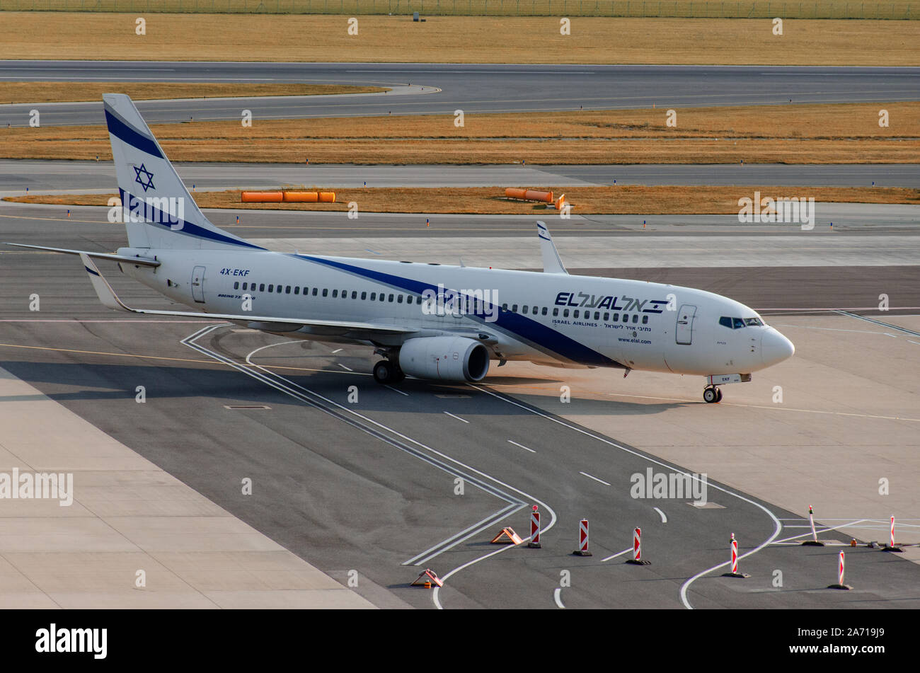 Airport aspect hi-res stock photography and images - Alamy
