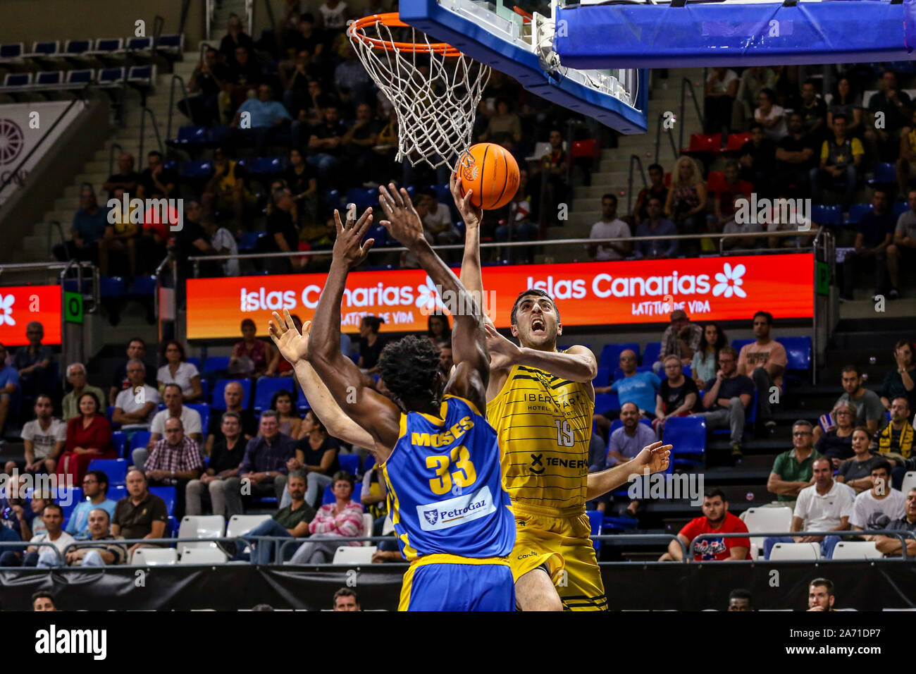 Tenerife, Italy, 29 Oct 2019, giorgi shermadini (iberostar tenerife) va on shot hampered by 33 moses kingsley (peristeri bc) during Iberostar Tenerife vs BC Peristeri - Basketball Champions League - Credit: LPS/Davide Di Lalla/Alamy Live News Stock Photo