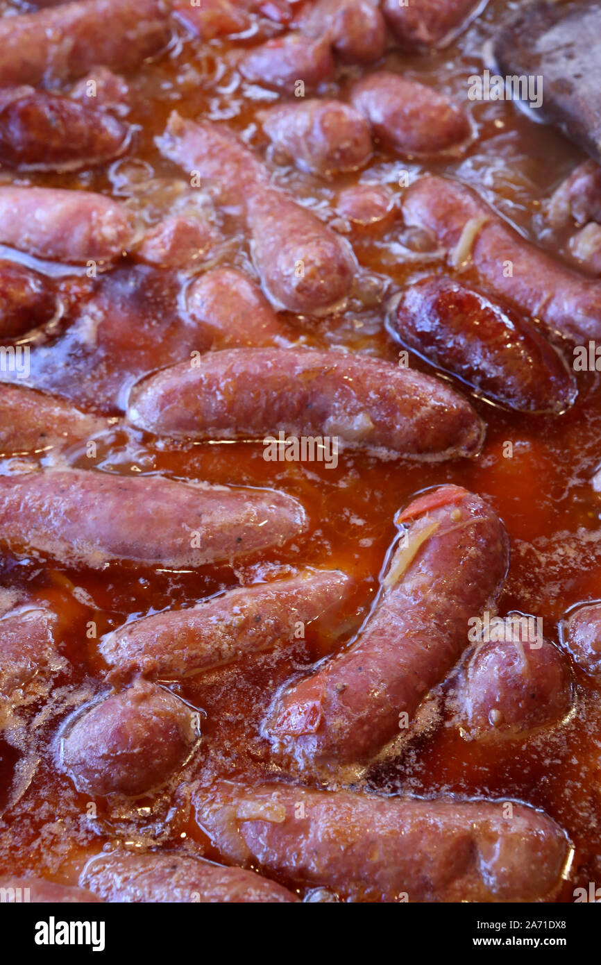 Cuisson de diots bouillis. Saucisses savoyardes Stock Photo - Alamy