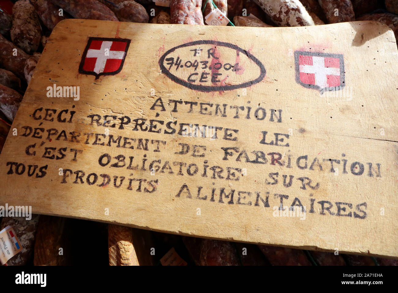 Panneau en bois expliquant que le département de fabrication est obligatoire sur tous les produits alimentaires. Stock Photo