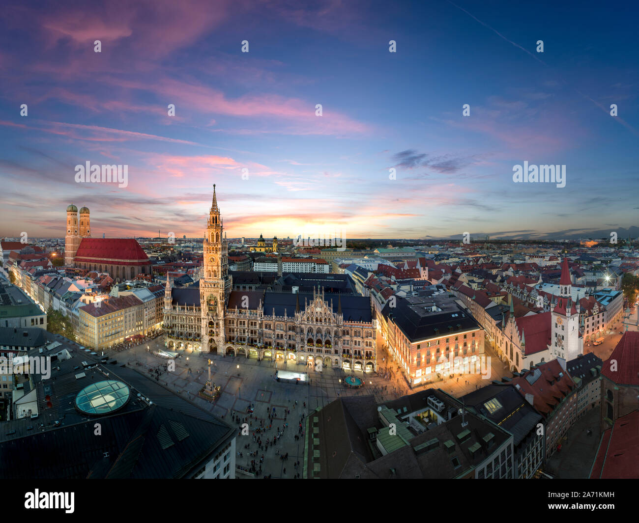 eautiful panorama of Munich city centre at sunset - Marienplatz, Church of our Lady, Old and New Town Hall Stock Photo