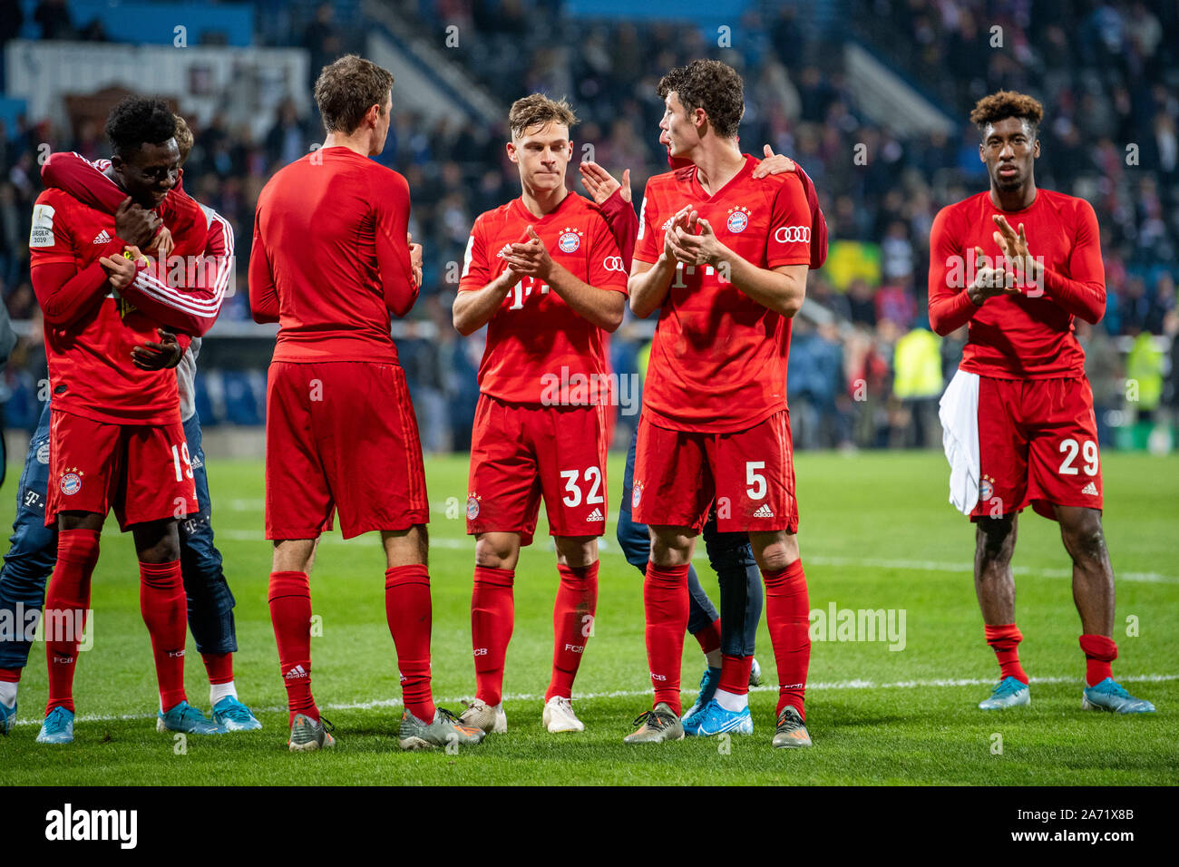 Bochum, Germany. 29th Oct, 2019. Soccer: DFB Cup, VfL Bochum - Bayern Munich, 2nd round in the Vonovia Ruhr Stadium. (l-r) Munich's Alphonso Davies, Thomas Müller, Joshua Kimmich, Benjamin Pavard and Kingsley Coman thank the fans after the final whistle. Credit: David Inderlied/dpa - IMPORTANT NOTE: In accordance with the requirements of the DFL Deutsche Fußball Liga or the DFB Deutscher Fußball-Bund, it is prohibited to use or have used photographs taken in the stadium and/or the match in the form of sequence images and/or video-like photo sequences./dpa/Alamy Live News Stock Photo