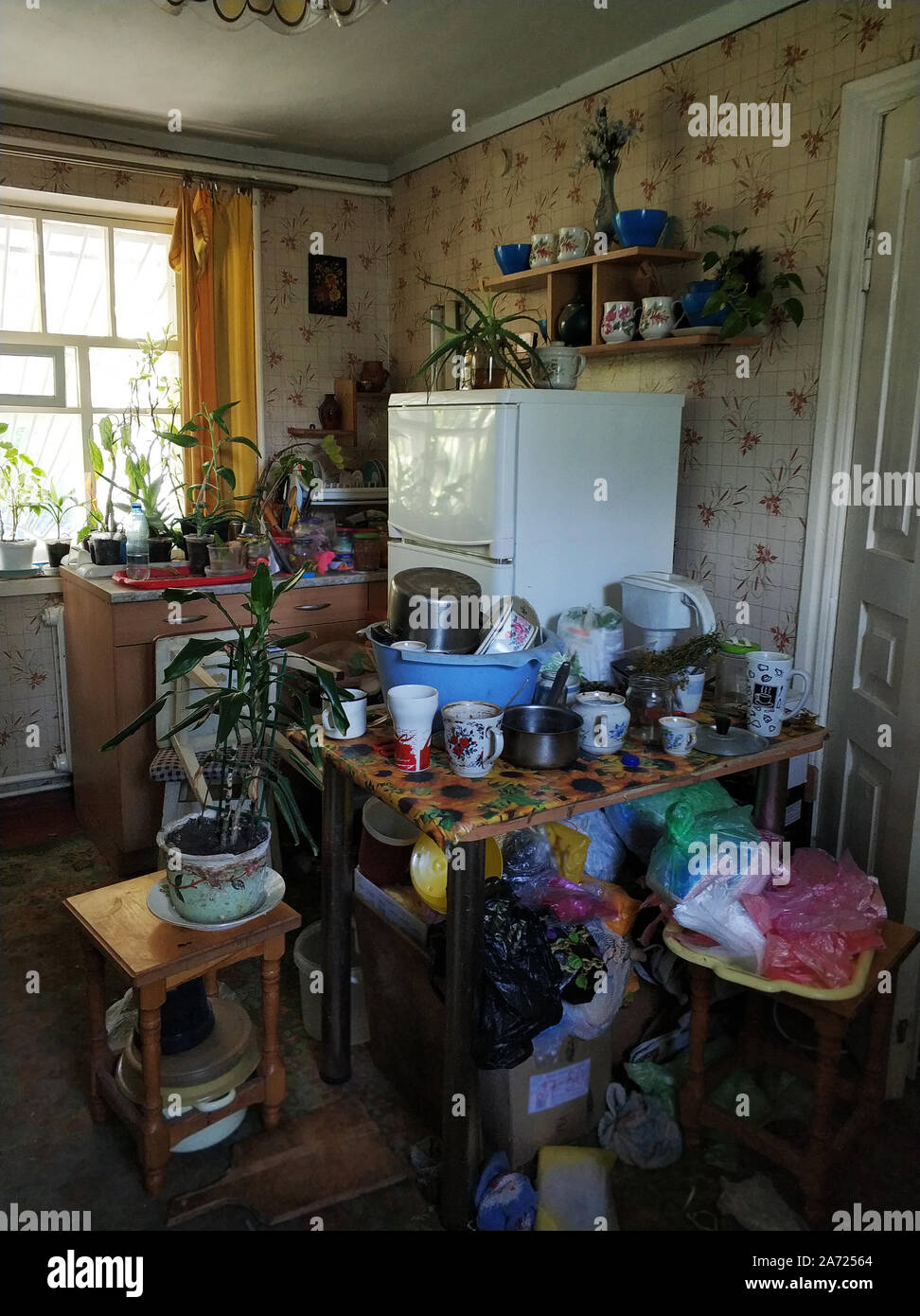 https://c8.alamy.com/comp/2A72564/mess-and-dump-an-old-room-with-lots-of-things-devastation-very-small-housing-2A72564.jpg