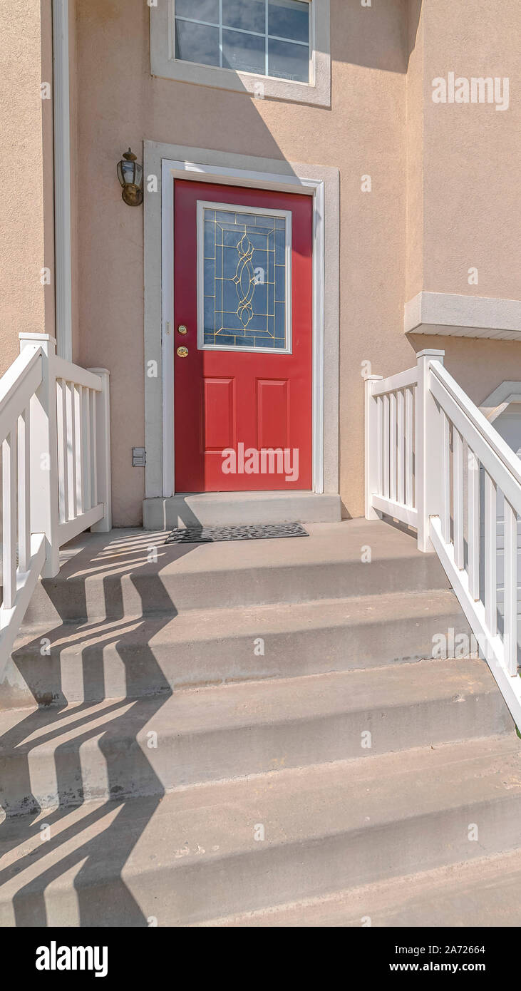 Vertical front porch modern hi-res stock photography and images - Alamy