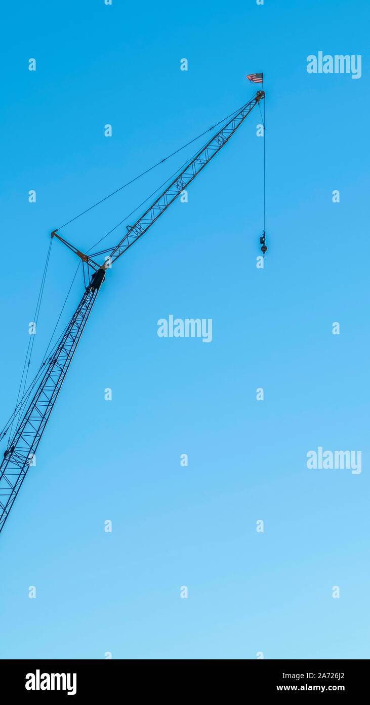 Vertical frame Construction crane for lifting and lowering materials