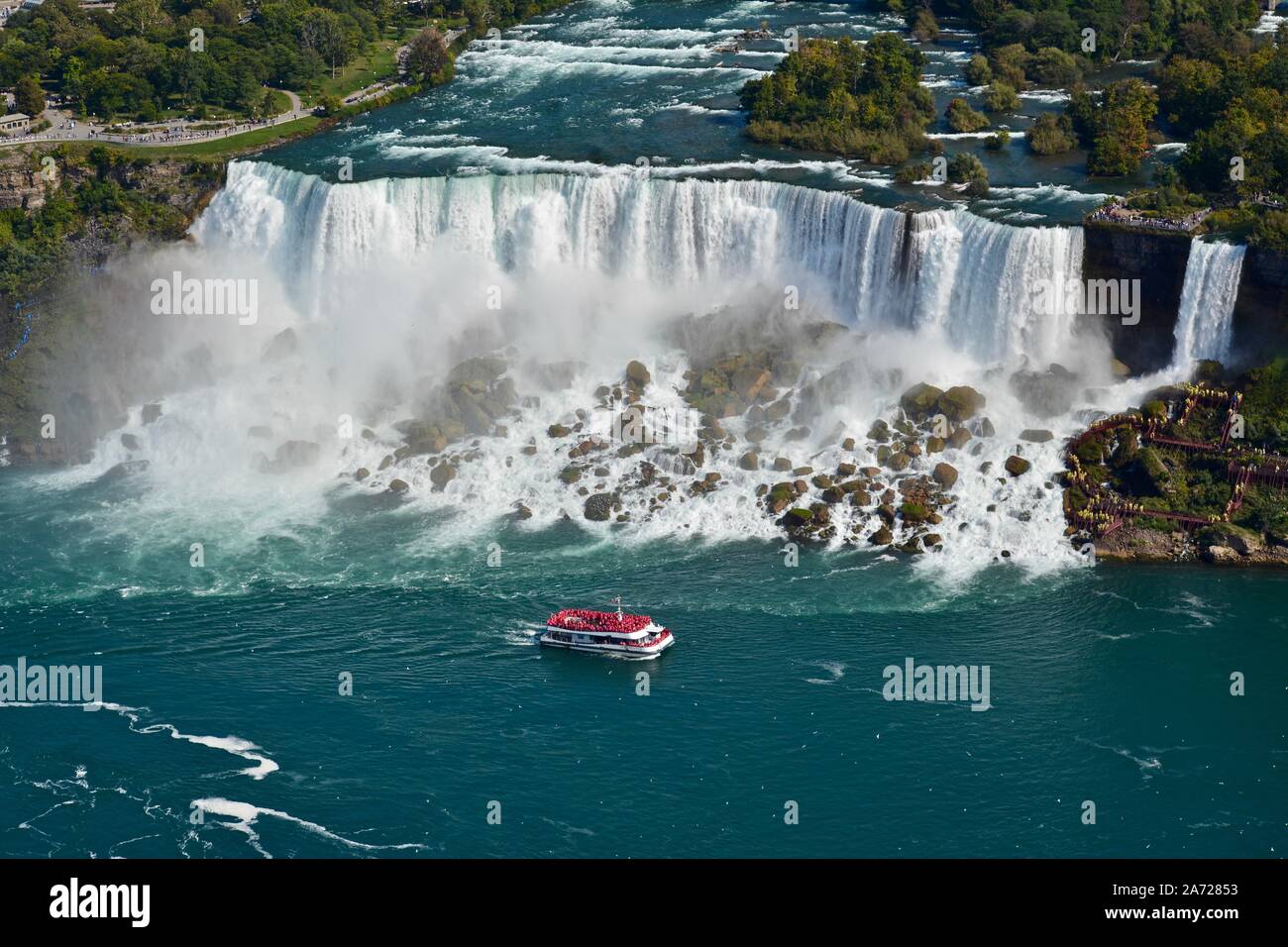 Niagara Falls on the boarder between the United States of America and ...