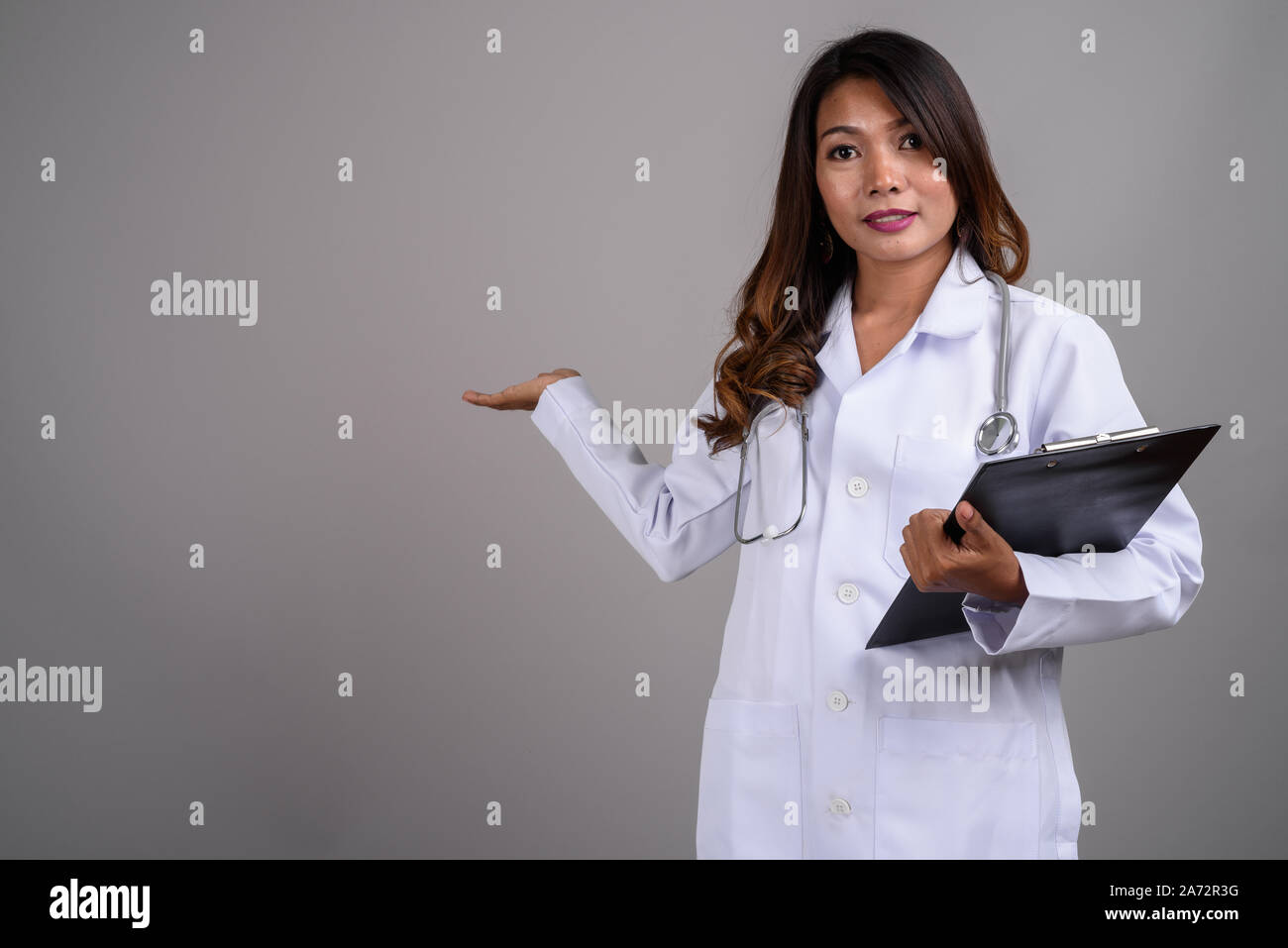Portrait of Asian woman doctor holding clipboard Stock Photo - Alamy