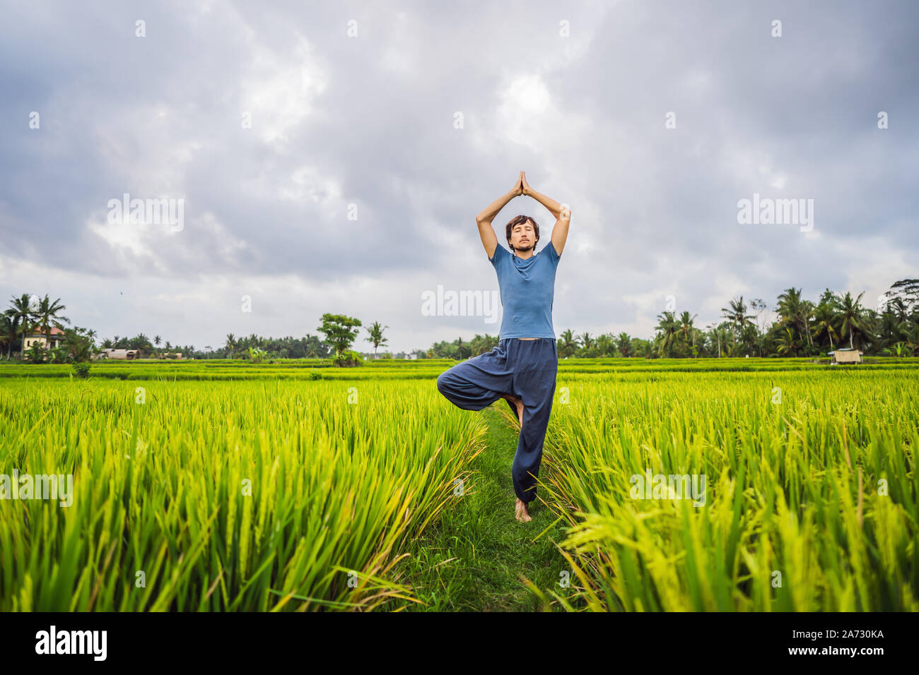 Yoga man moving hi-res stock photography and images - Alamy