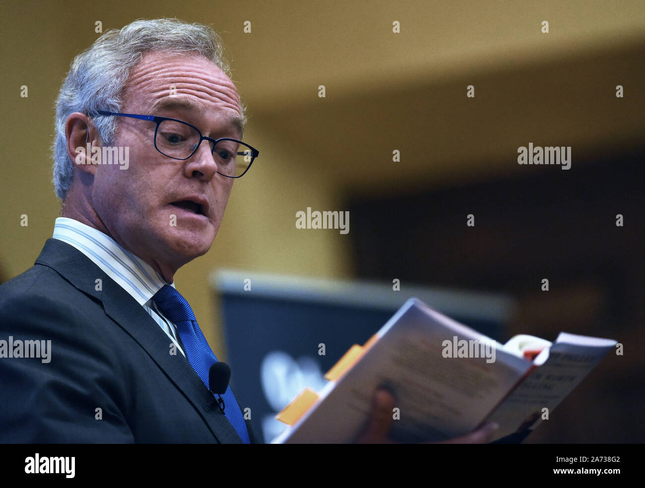 Winter Park, United States. 29th Oct, 2019. CBS News journalist and author Scott Pelley reads from his 2019 book, Truth Worth Telling: A Reporter's Search for Meaning in the Stories of Our Times, during a speaking event at Rollins College. Credit: SOPA Images Limited/Alamy Live News Stock Photo