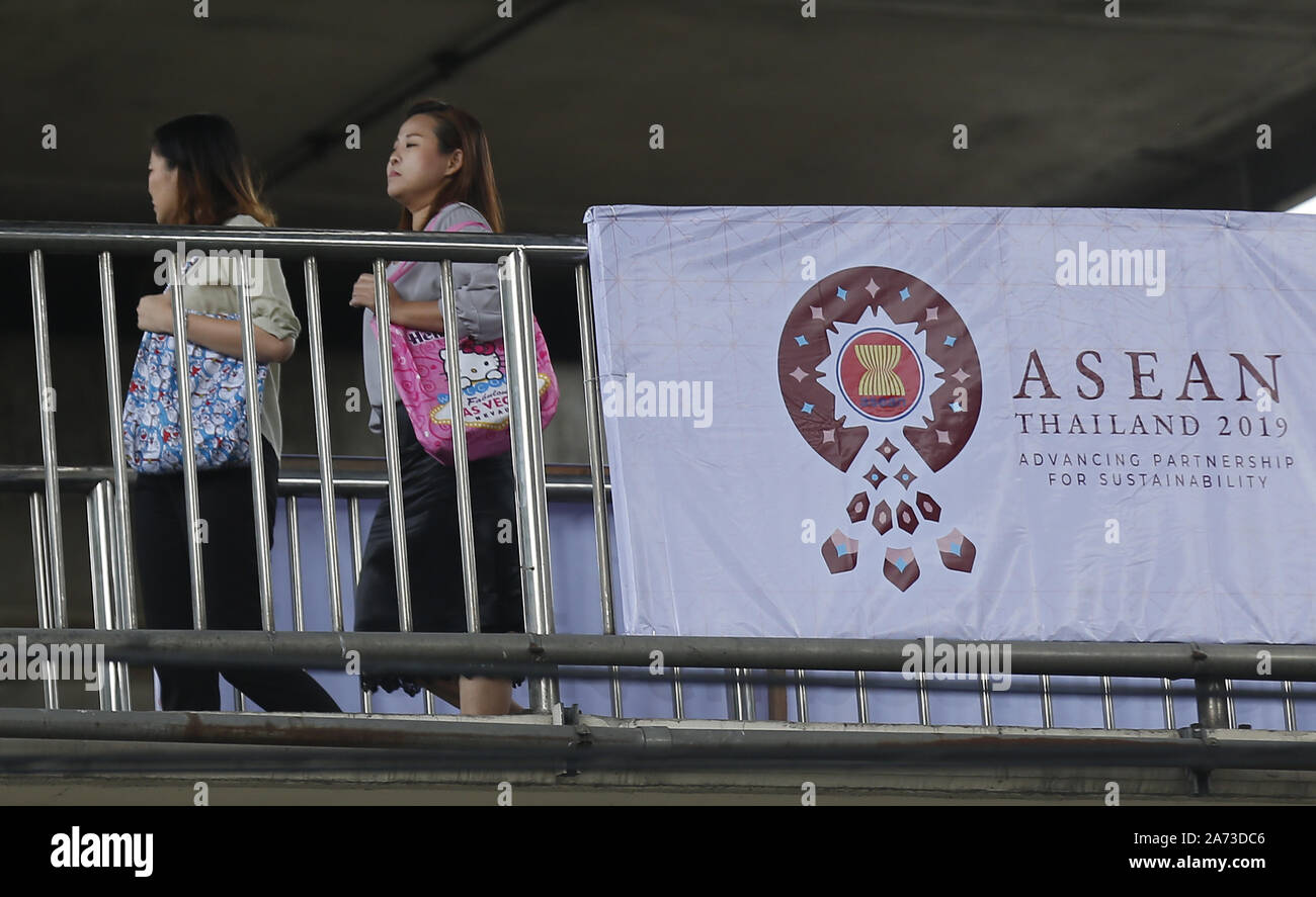 Bangkok, Thailand. 30th Oct, 2019. Women walk past a banner welcoming the Association of Southeast Asian Nations (ASEAN) leaders ahead of the 35th ASEAN Summit in Bangkok, Thailand. Credit: Chaiwat Subprasom/SOPA Images/ZUMA Wire/Alamy Live News Stock Photo