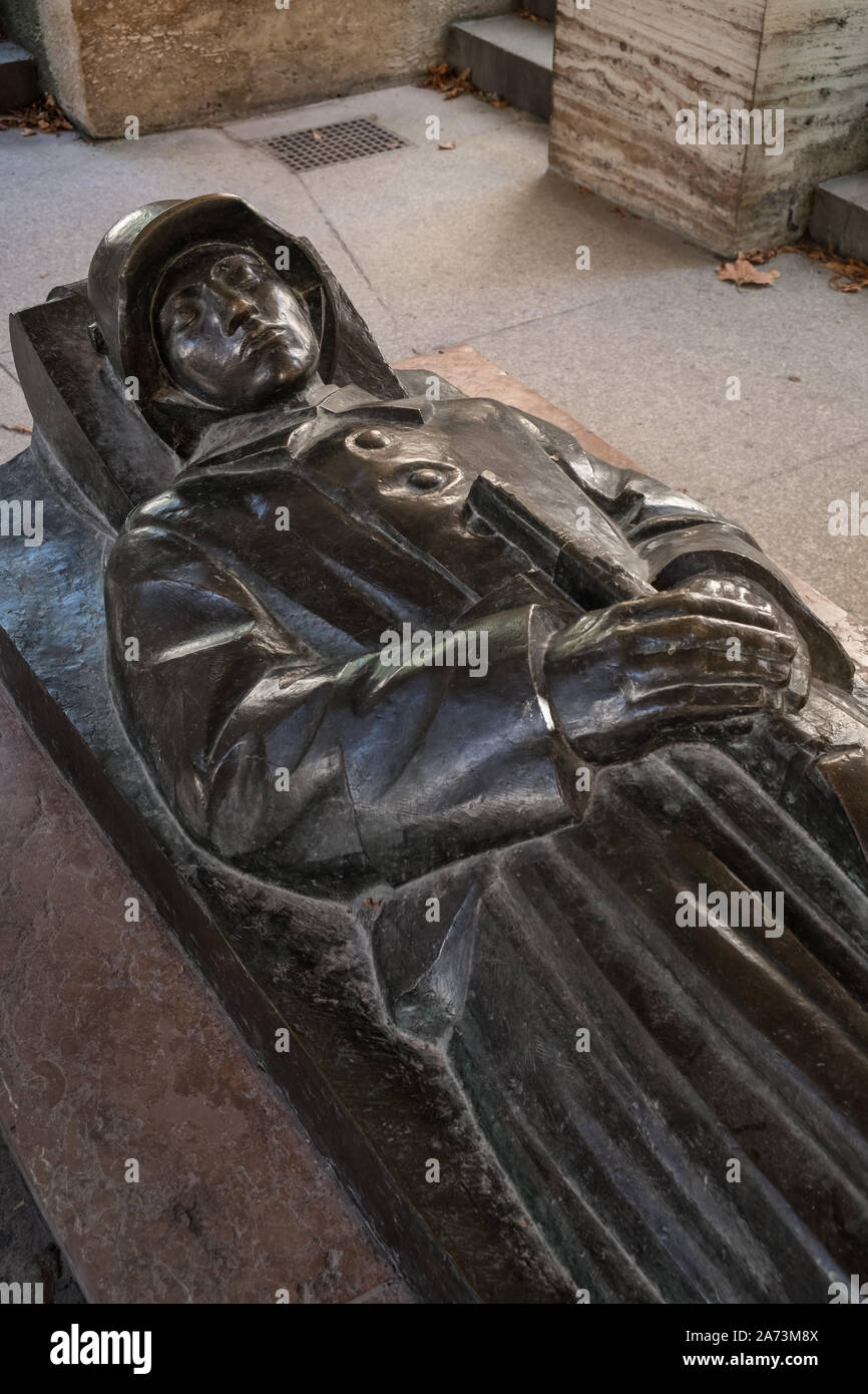 Statue of a German soldier inside the Kriegerdenkmal War Memorial to commemorate those killed in WW1, Hofgarten, Munich, Bavaria, Germany Stock Photo