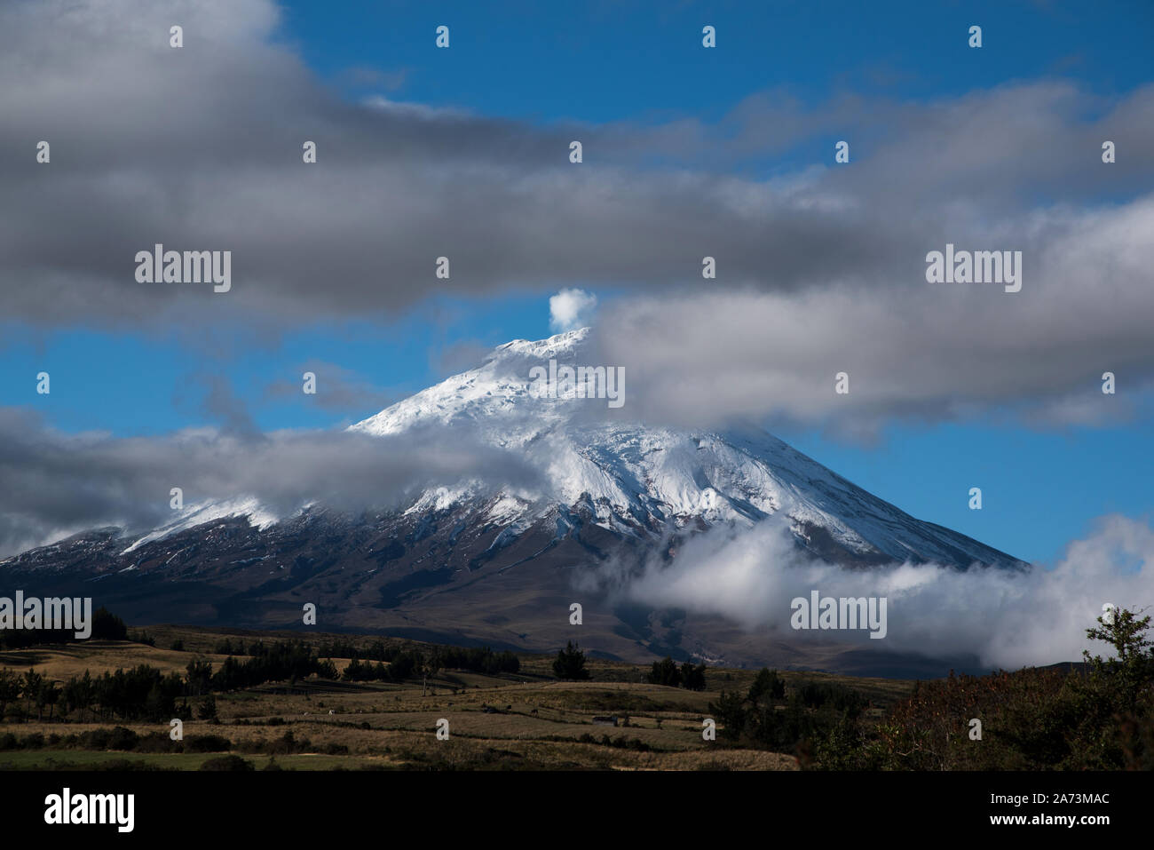 Cotopaxi refuge volcano ecuador hi-res stock photography and images - Alamy