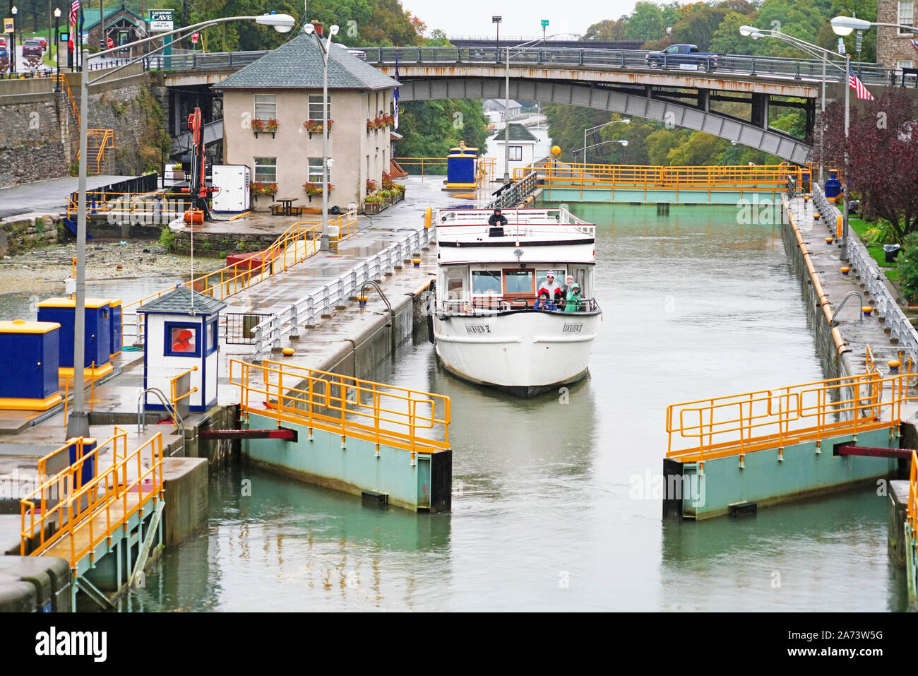 Erie Canal cruise boat Lockview V, a 125-passenger double-deck motor vessel built of the Great Lakes, exiting Lock 35 after being raised 50 feet at Lo Stock Photo