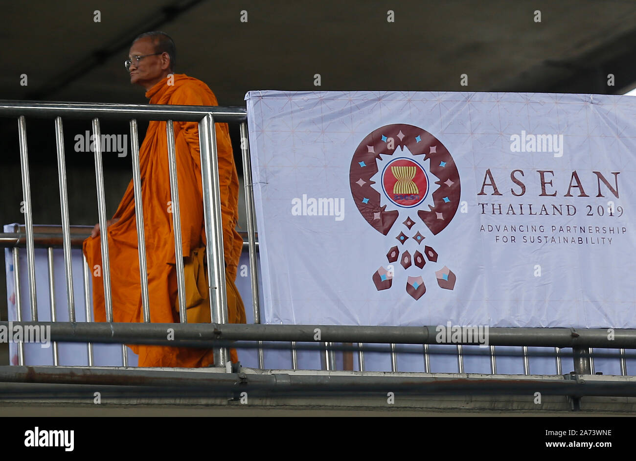Bangkok, Thailand. 30th Oct, 2019. A Buddhist monk walks past a banner welcoming the Association of Southeast Asian Nations (ASEAN) leaders ahead of the 35th ASEAN Summit in Bangkok, Thailand. Credit: SOPA Images Limited/Alamy Live News Stock Photo