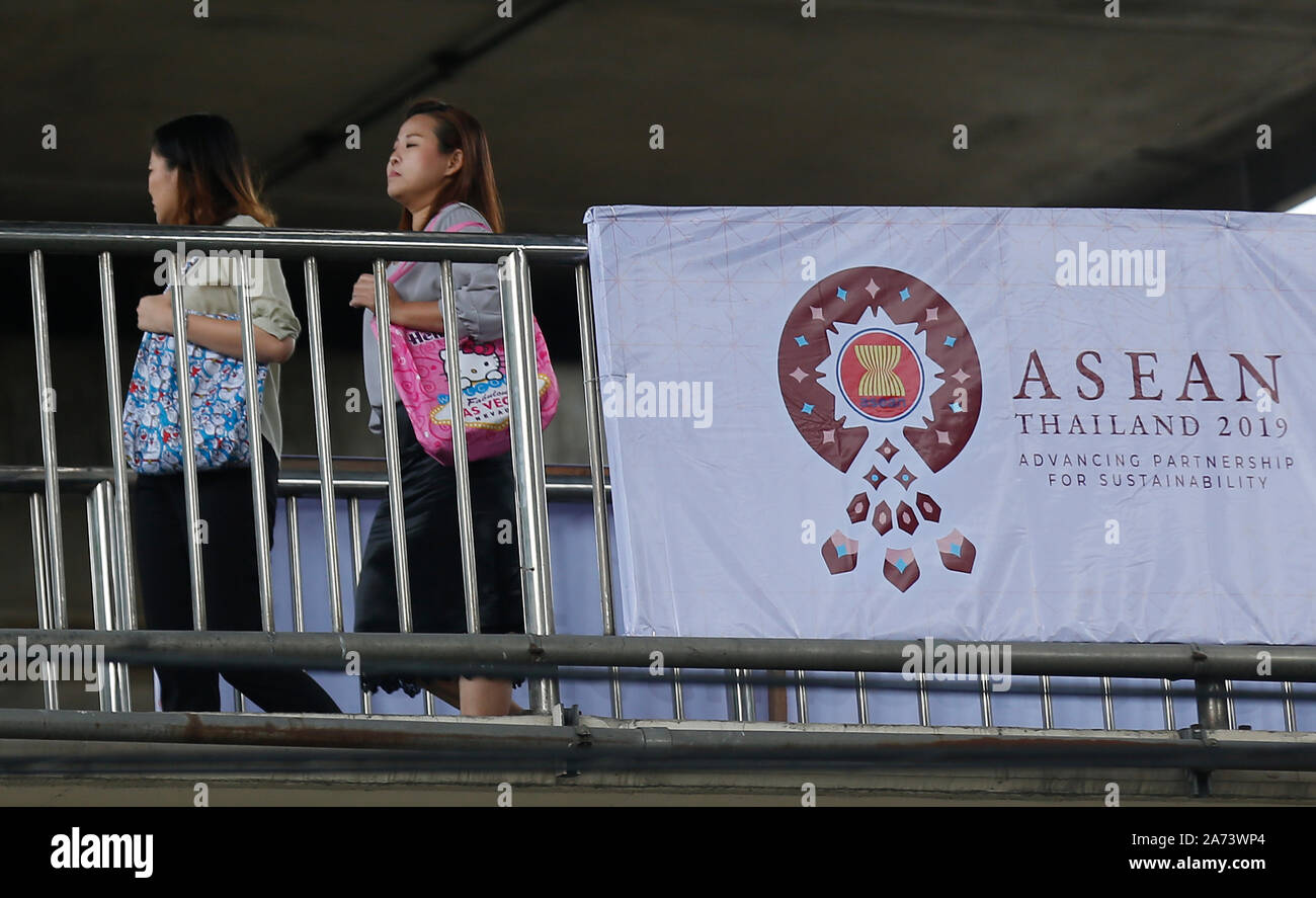 Bangkok, Thailand. 30th Oct, 2019. Women walk past a banner welcoming the Association of Southeast Asian Nations (ASEAN) leaders ahead of the 35th ASEAN Summit in Bangkok, Thailand. Credit: SOPA Images Limited/Alamy Live News Stock Photo