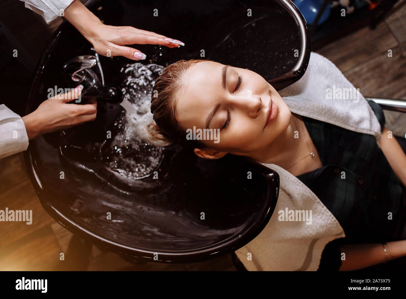 Shampoo Woman Shower High Resolution Stock Photography and Images Alamy
