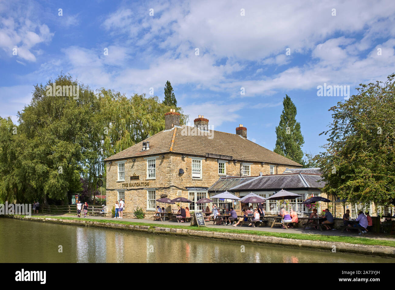 The Navigations canalside pub at Stoke Bruerne Stock Photo