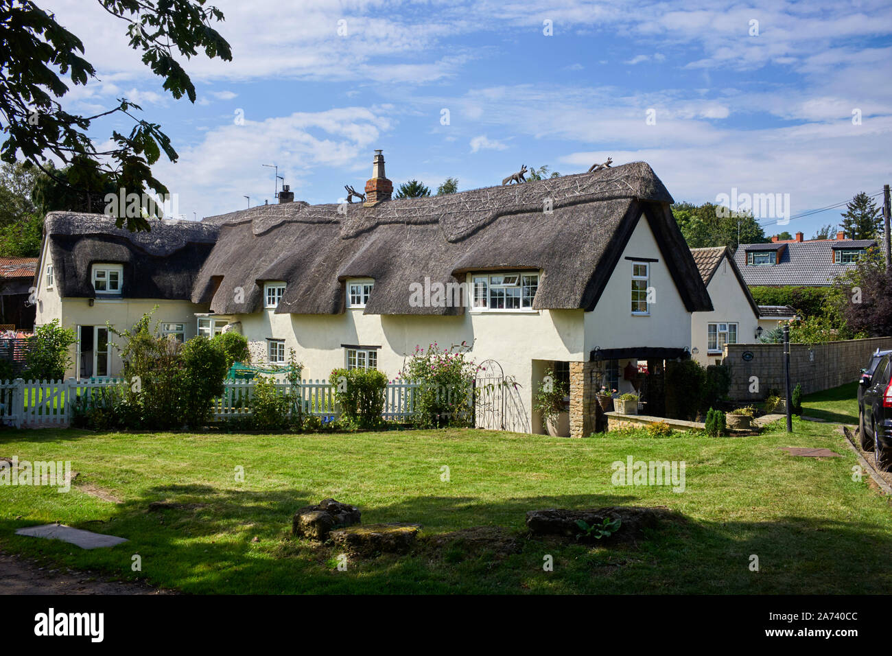 Large thatched house with straw animals on the roof at Stoke Bruerne Stock Photo