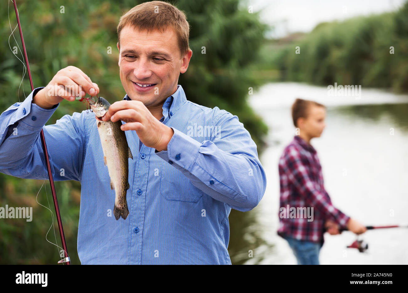 мужик держит рыбу. рыбак держит рыбу в руках. Phantom thread джонни гринвуд. Multiple catch traps - ddx. внимание ловушка для грызунов.