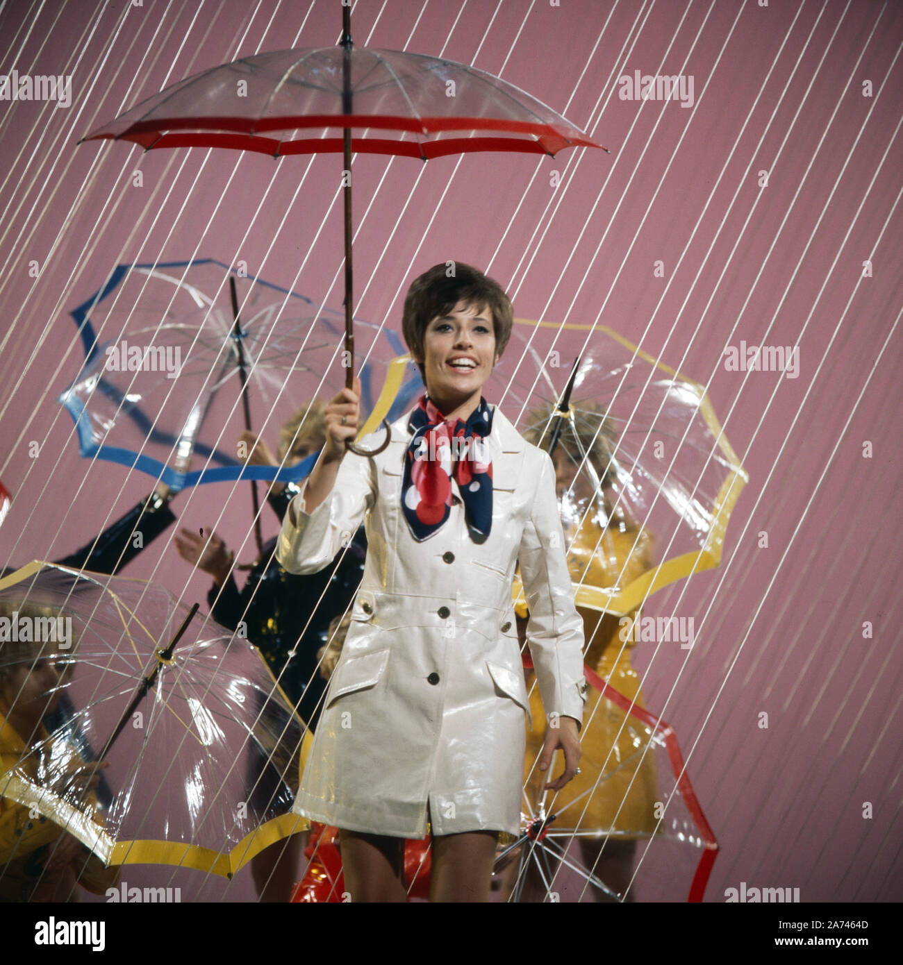 Sommernotenschau, Unterhaltungsshow, Deutschland 1970, Mitwirkende: Tonia Mertens mit ihrem Song 'Mein rosaroter Regenschirm'. Stock Photo