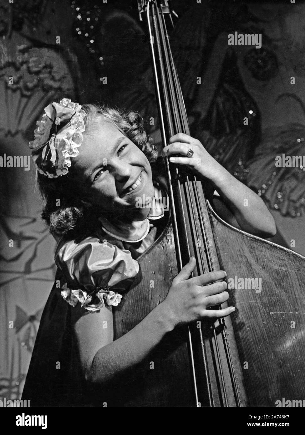 An jeden Finger zehn, Deutschland 1954, Regie: Erik Ode, Darsteller: Cornelia Conny Froboess am Bass Stock Photo