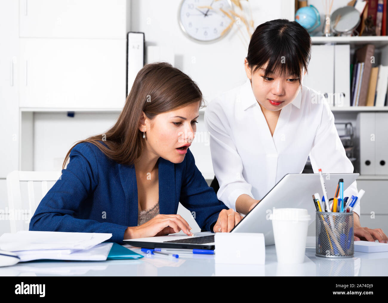 Portrait two busy businesswomen hi-res stock photography and images - Alamy