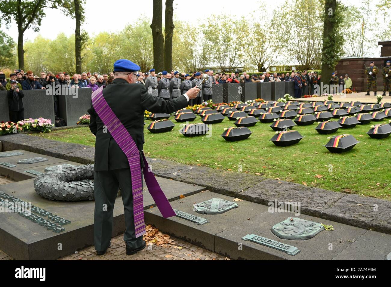 A priest blesses 84 dead german soldiers of Worldwar 1 before burial at ...