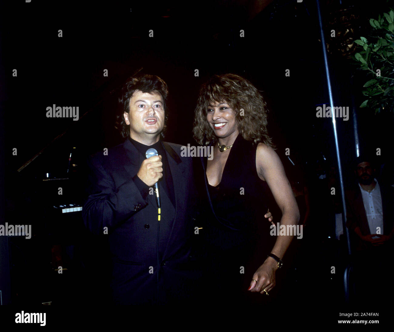 Tina Turner with Helmut Fest, head of the record company Emi-Elektrola in Germany, at the presentation of her record 'Foreign Affair' on 31 August 1989 in Cologne. Tina Turner was born on 26 November 1939 in Nutbush (Tennessee). | usage worldwide Stock Photo