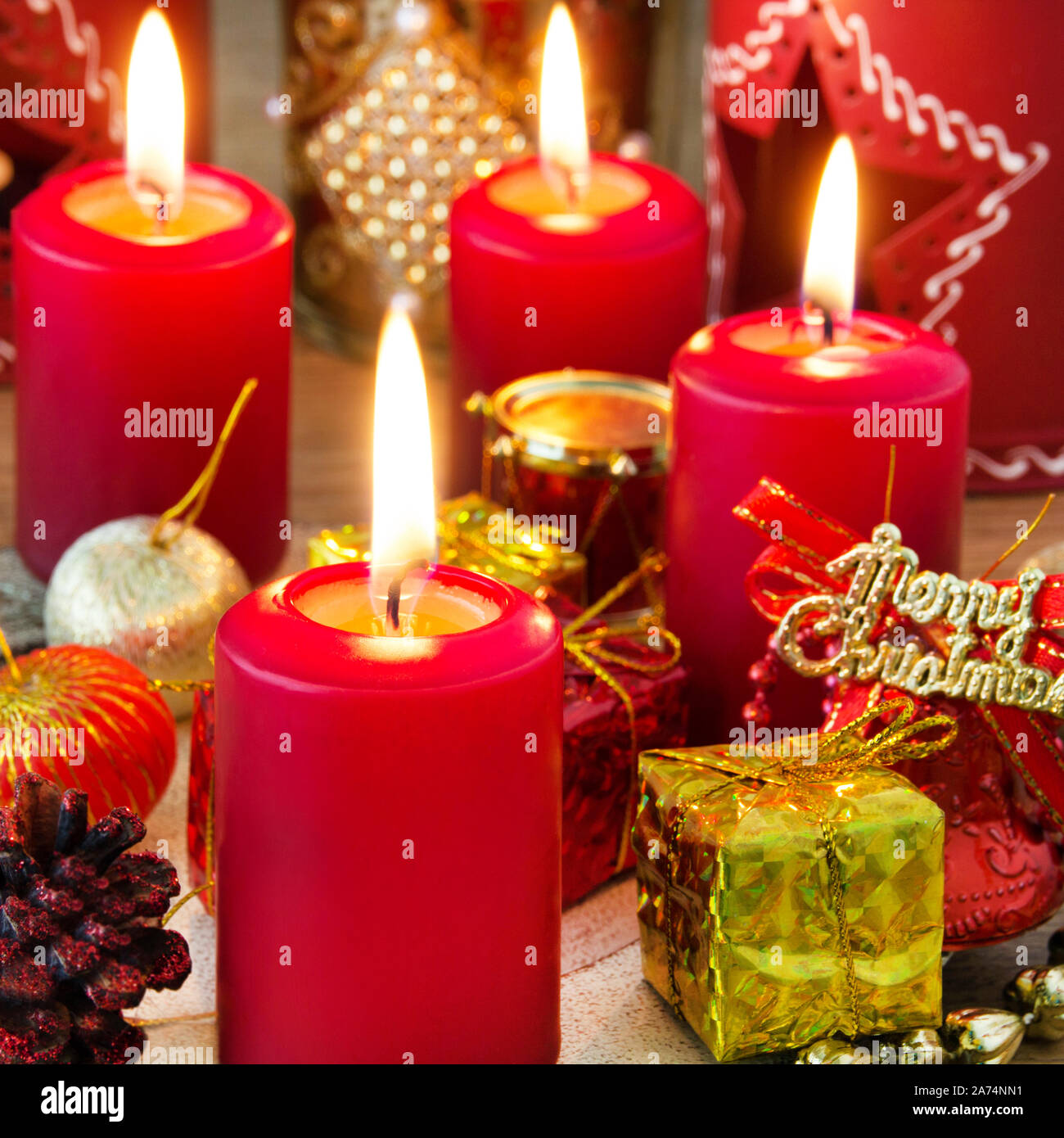 Weihnachten rote Kerzen mit Kerzenlicht und dekoration Stock Photo