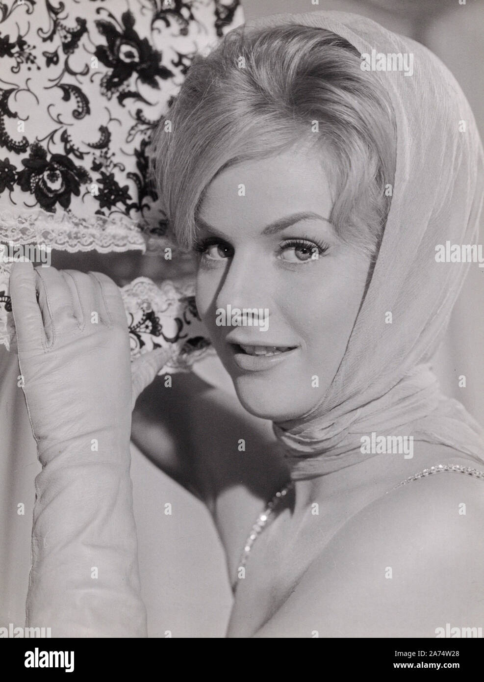 Heidi Brühl, deutsche Schlagersängerin und Schauspielerin, mit Kopftuch, Deutschland um 1958. German schlager singer and actress Heidi Bruehl wearing a headscarf, Germany ca. 1958. Stock Photo