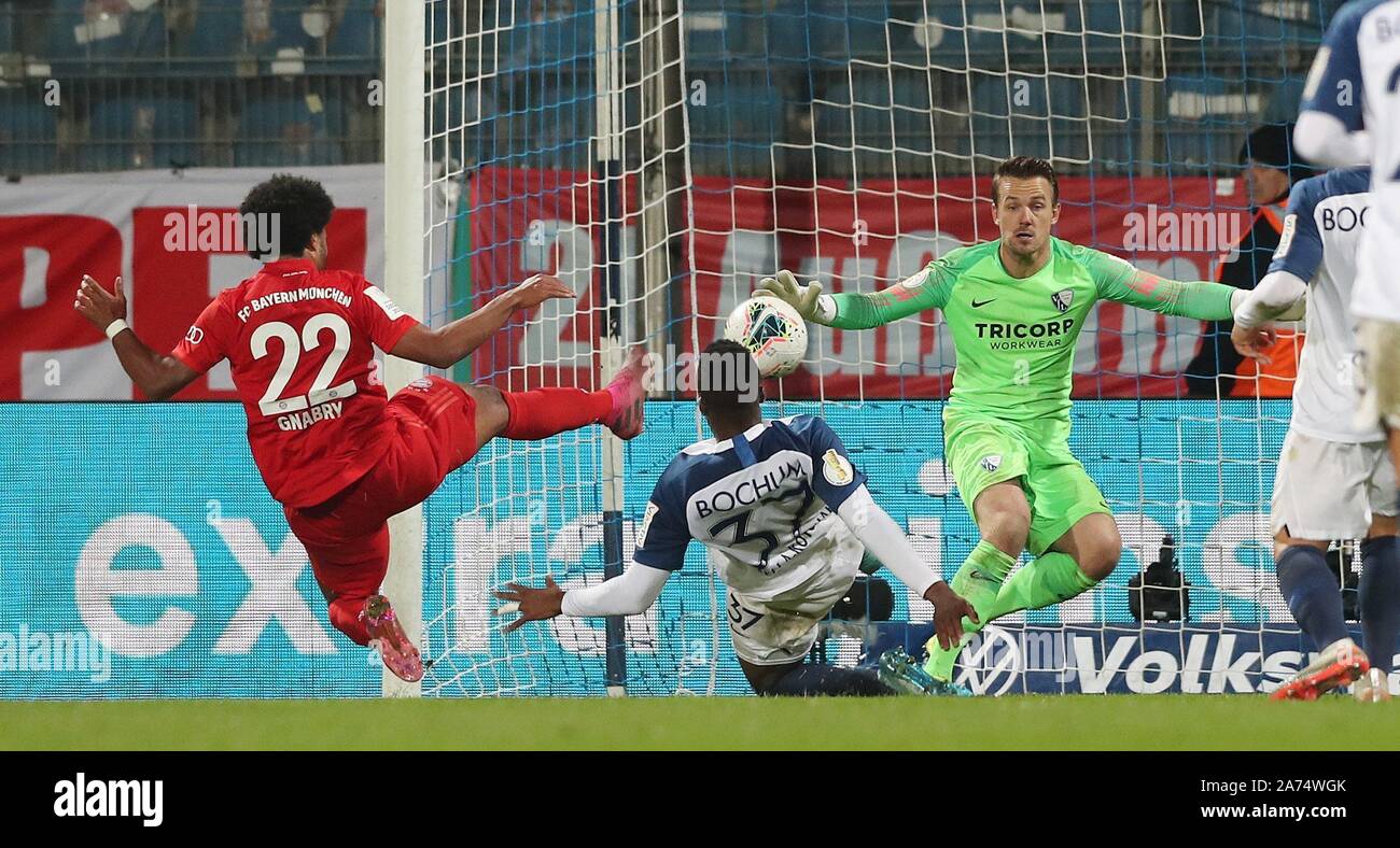 Firo 29 10 2019 Football Dfb Cup Season 2019 2020 Vfl Bochum Fc Bayern Munich 1 2 Bella Kotchap Bochum Clears Ahead Of Gnabry And Riemann Usage Worldwide Stock Photo Alamy