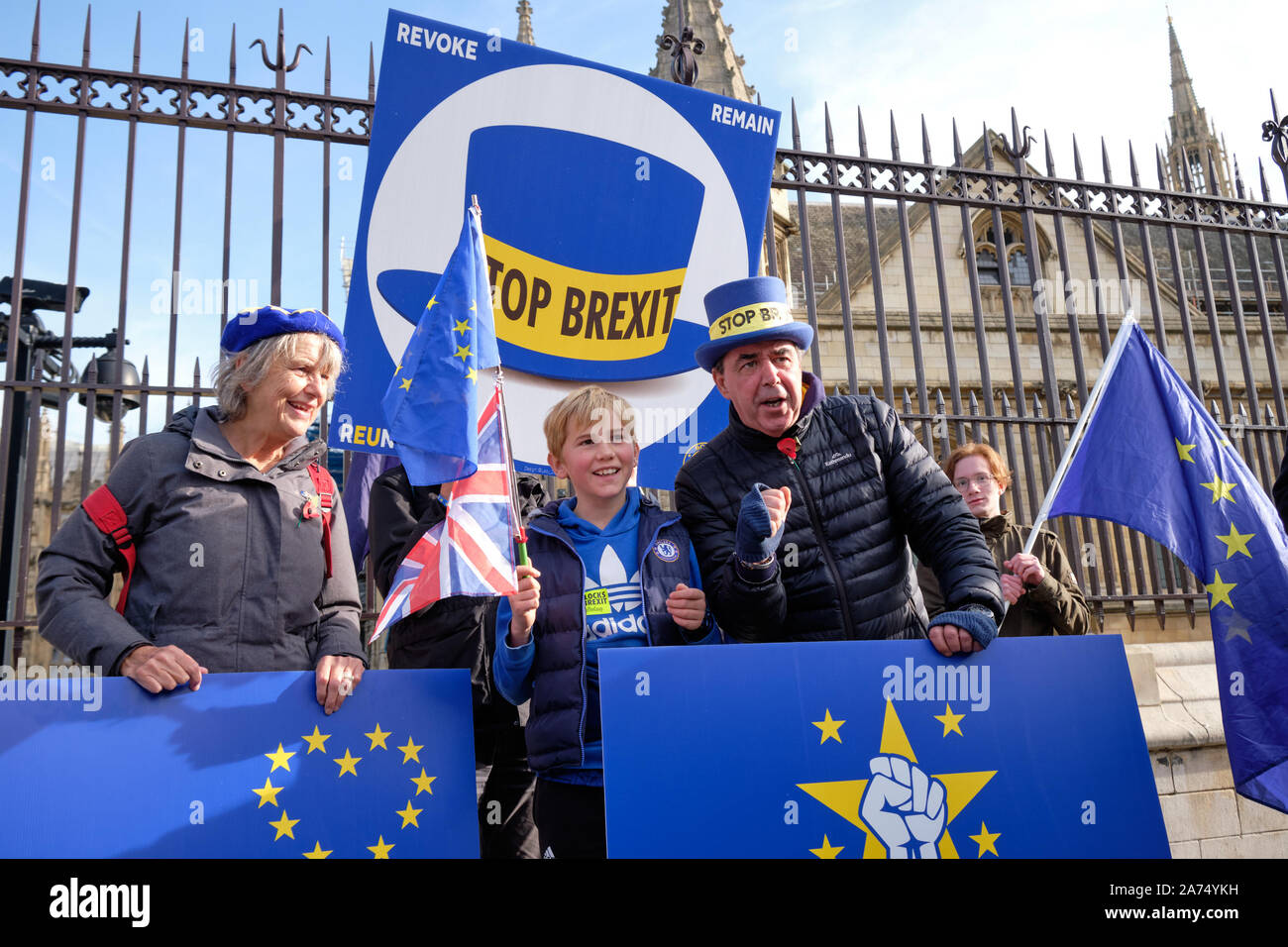 Westminster, England, UK. 30th October 2019.  Remain protesters in front of the House of Commons celebrating another delay in Brexit implementation, highlighting that the imposed deadline of Halloween will go by with the UK still in the European Union, contrarily to promises by the Prime Minister. Steve Bray posing with family of supporter. Credit: JF Pelletier/Alamy Live News. Stock Photo