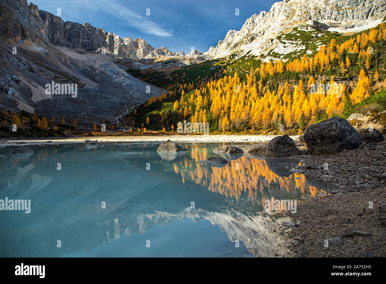 Turquoise Sorapis Lake near Cortina d'Ampezzo, with Dolomite Mountains and Forest - Sorapis Circuit, Dolomites, Italy, Europe, autumn picture. Stock Photo