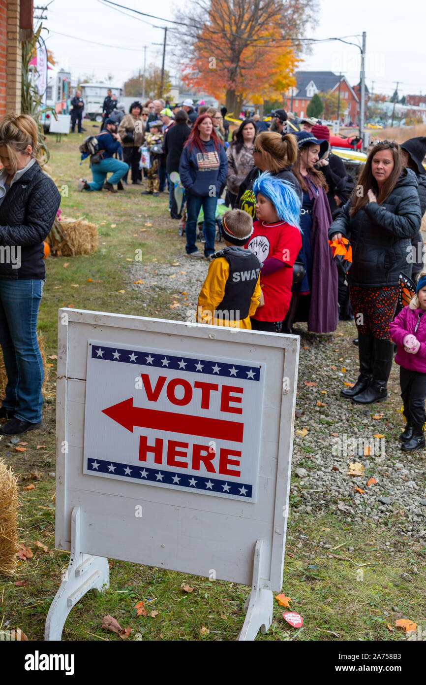 Holly, Michigan - People line up outside the old Holly railroad depot to vote for their town in nationwide balloting sponsored by Partners in Preserva Stock Photo