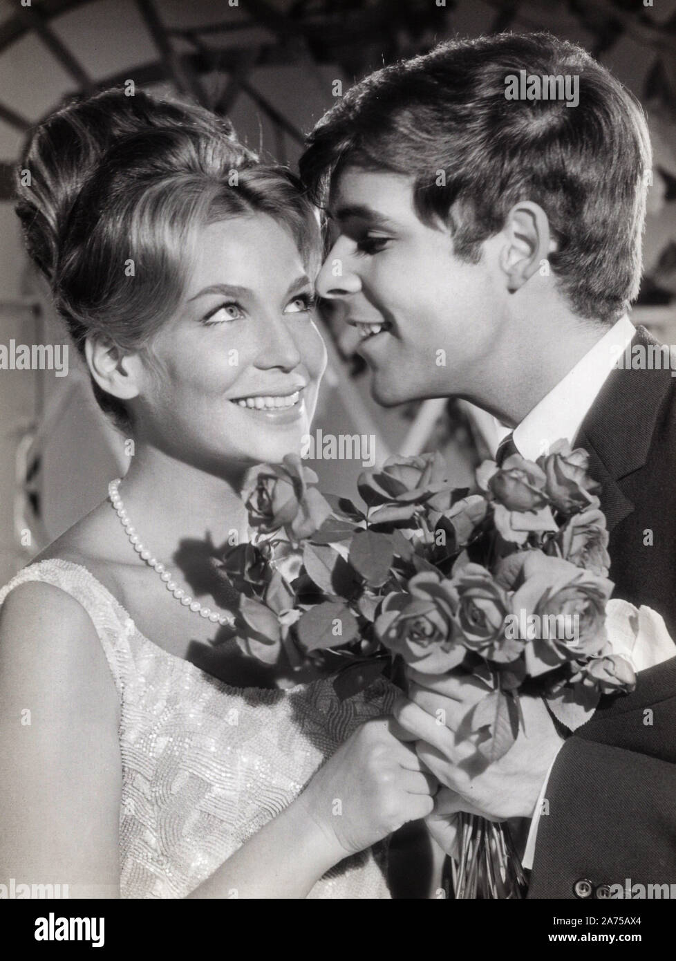 Thomas Fritsch, deutscher Schauspieler mit Filmpartnerin Alexandra Stewart in dem Film 'Das große Liebesspiel', Deutschland 1963. German actor Thomas Fritsch with his movie partner Alexandra Stewart, Germany 1963. Stock Photo