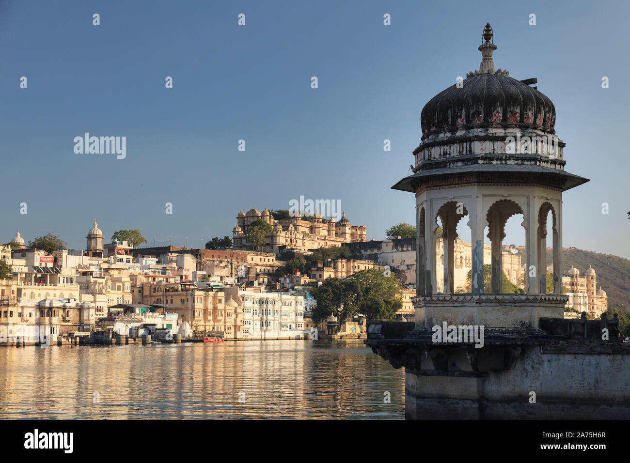 India, Rajasthan, Udaipur, view of Lal Ghat and City Palace Complex Stock Photo