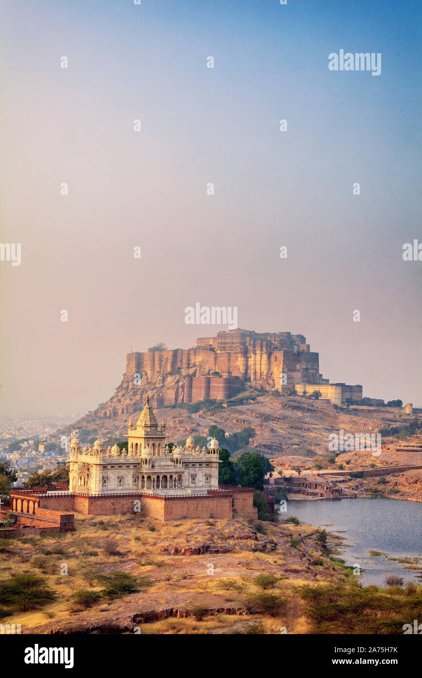 India, Rajasthan, Jodhpur, Jaswant Thada Temple and Mehrangarh Fort Stock Photo