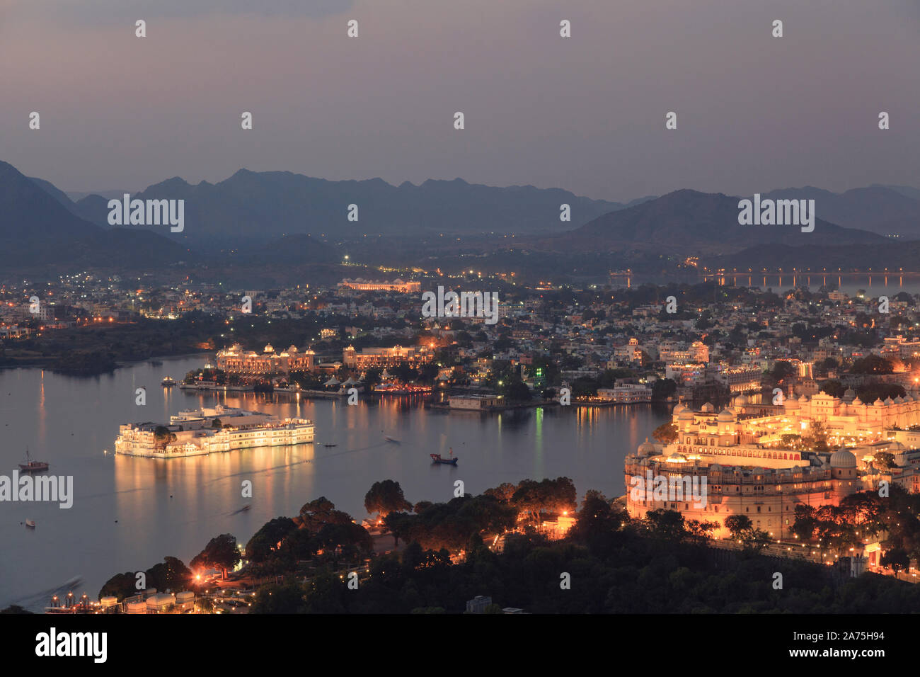 India, Rajasthan, Udaipur, elevated view of Lake Pichola and Udaipur City Stock Photo