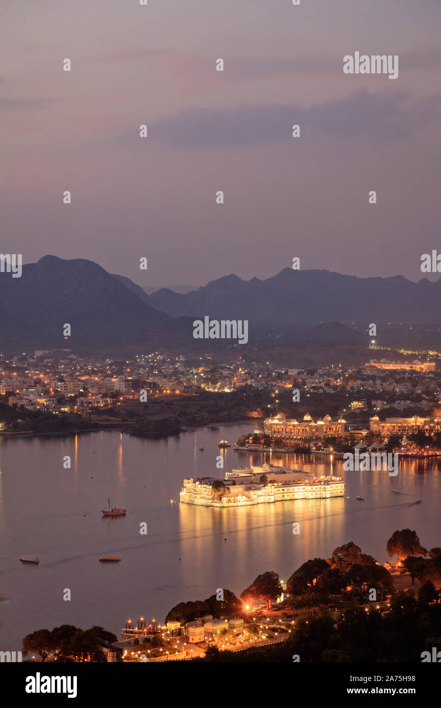 India, Rajasthan, Udaipur, elevated view of Lake Pichola and Udaipur City Stock Photo