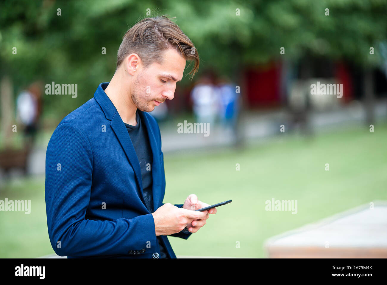 Téléchargement gratuit Images Portrait Of Beautiful Man Reading Message On Smartphone In The le plus cool par
